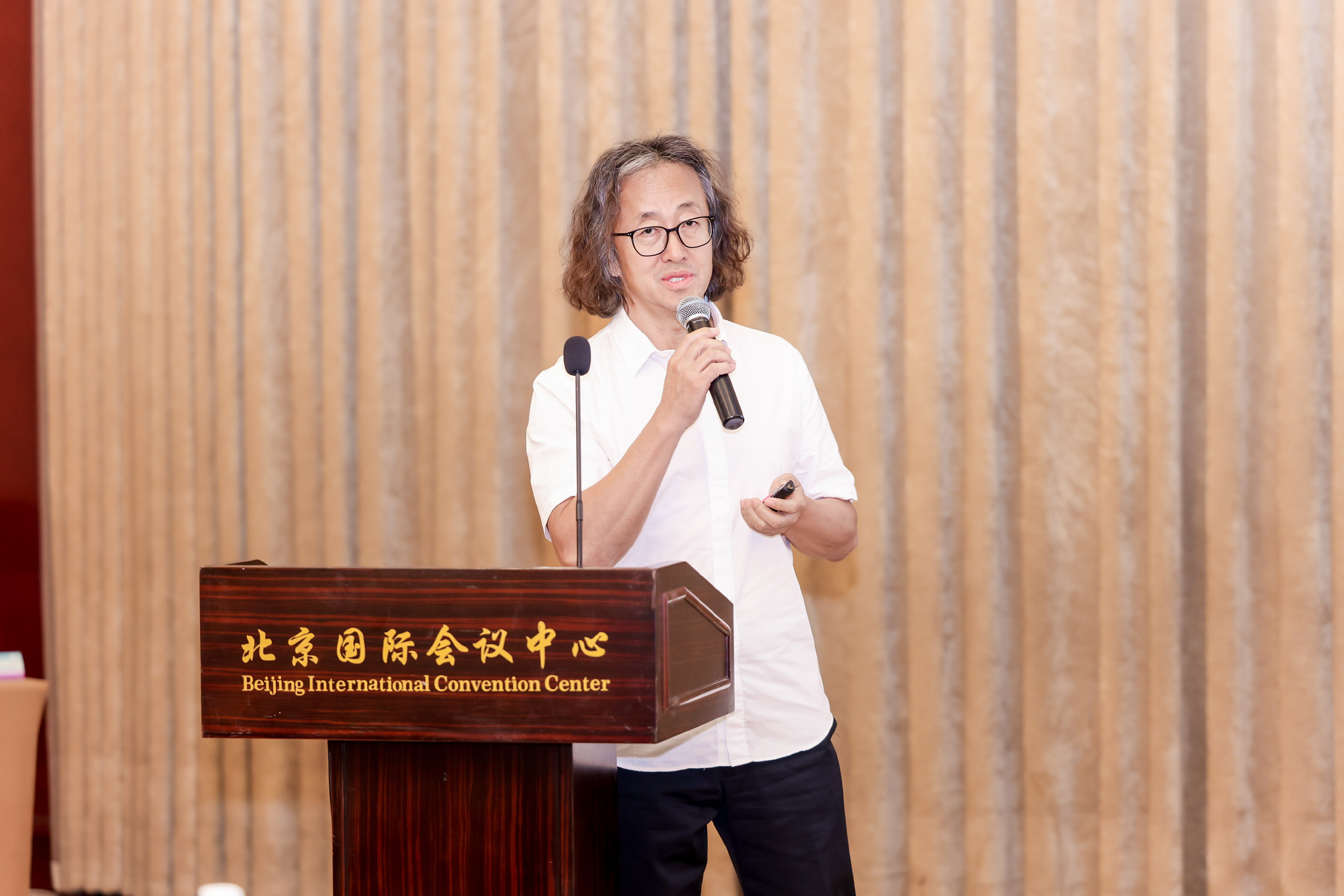 唐东起演讲.jpg 唐东起演讲.jpg